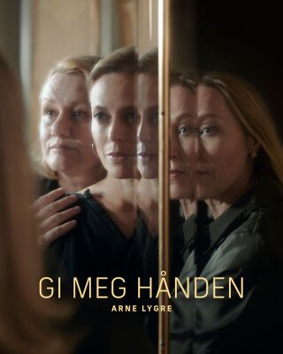 Tre kvinner står foran et speil og holder på hverandre med tekst Gi meg hånden Arne Lygre