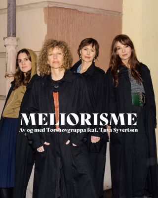 Fire kvinner på et gatehjørne med tekst Meliorisme Av og med Torshovgruppa feat. Tuva Syvertsen