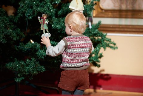 Barn som ser på juletrepynt