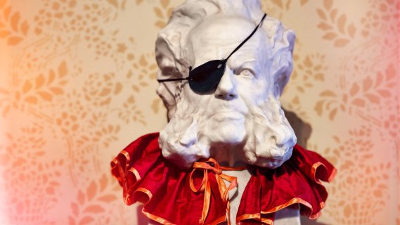 Ibsenbyste med øyelapp og rysjekrage