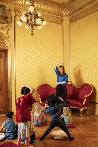 Barn i samlingsstund med en formidler