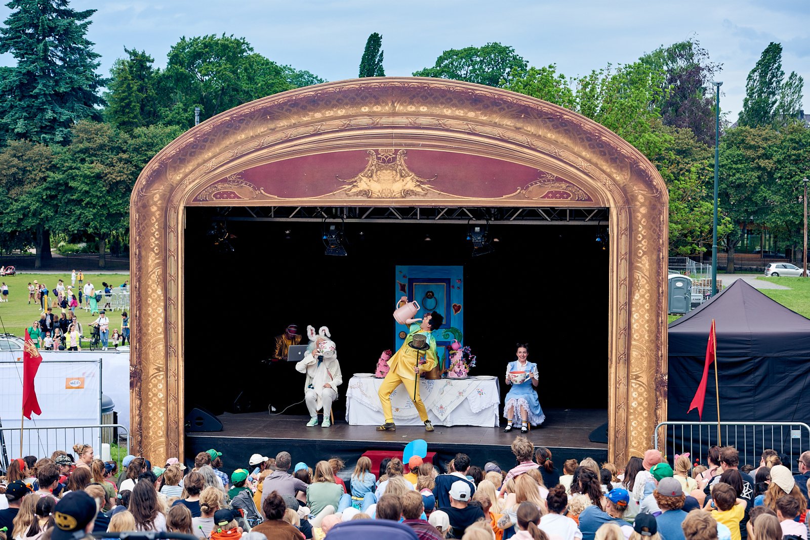 Teaterscene med karakterer fra Alice i Vidunderland på Miniøya