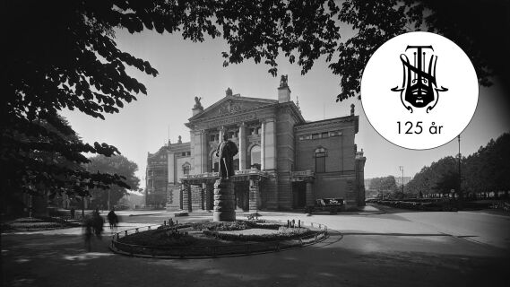 Nationaltheatret i svart-hvitt med logoen til Nationaltheatret og "125 år"