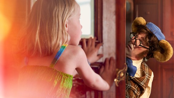 Barn som åpner dør der Bamsefar titter ut