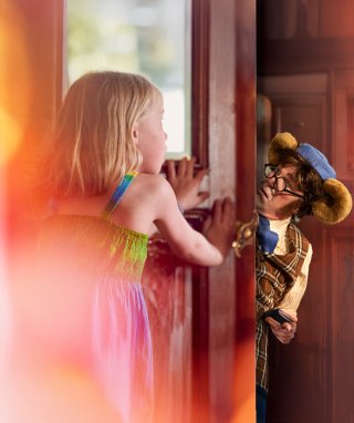 Barn som åpner dør der Bamsefar titter ut