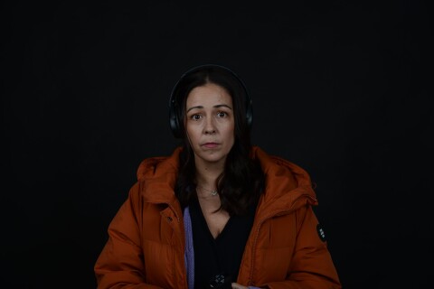 Portrett av kvinne med headset