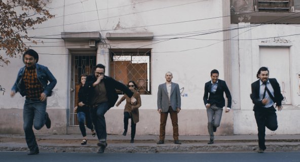 Folk som løper fra et hus, en mann som står igjen