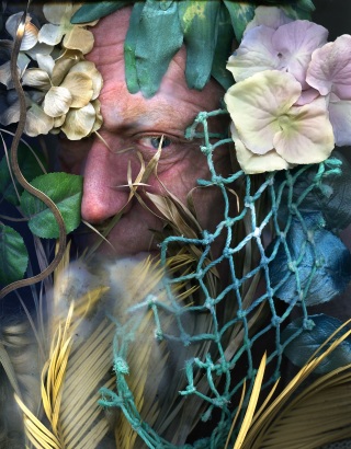 Mannsfjes delvis skjult av blomster