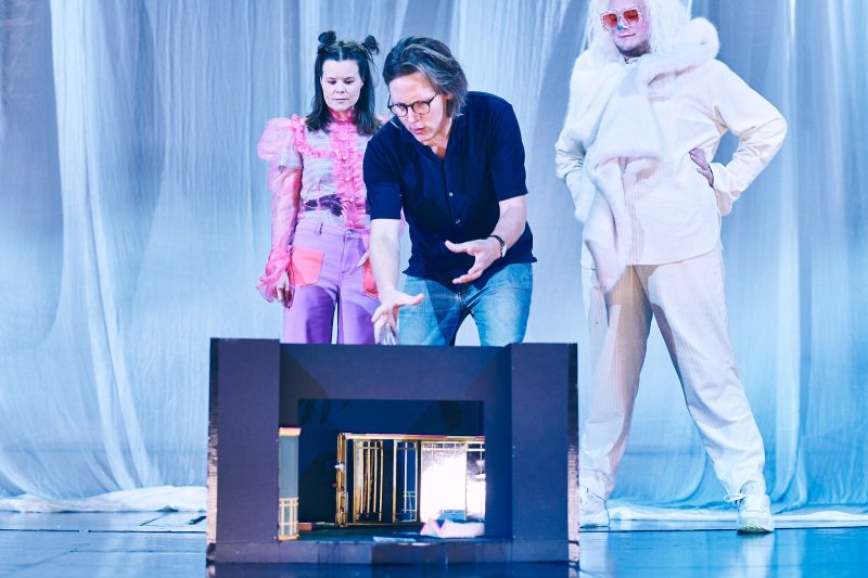 Regissør Mads Bones, Kjersti Tveterås som Alice og Herman Bernhoft som Den hvite kaninen foran en modell av scenografien