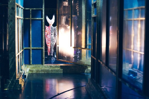 Henrik Horge i speilrommet i Alice i Vidunderland