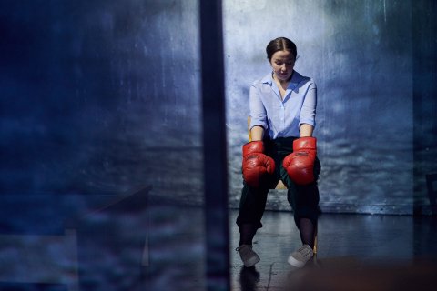 Kvinne med boksehansker