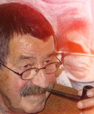 Mann i 60-årene med briller, bart og pipe i munnen, iført brun jakke. Han kikker til høyre for kamera. I bakgrunnen ser vi et sort-hvitt-nærbilde av ansiktet til en mann med briller.