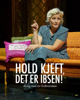 Kvinne i gul sofa på scene