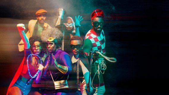 Seks skuespillere kledd ut som superhelter