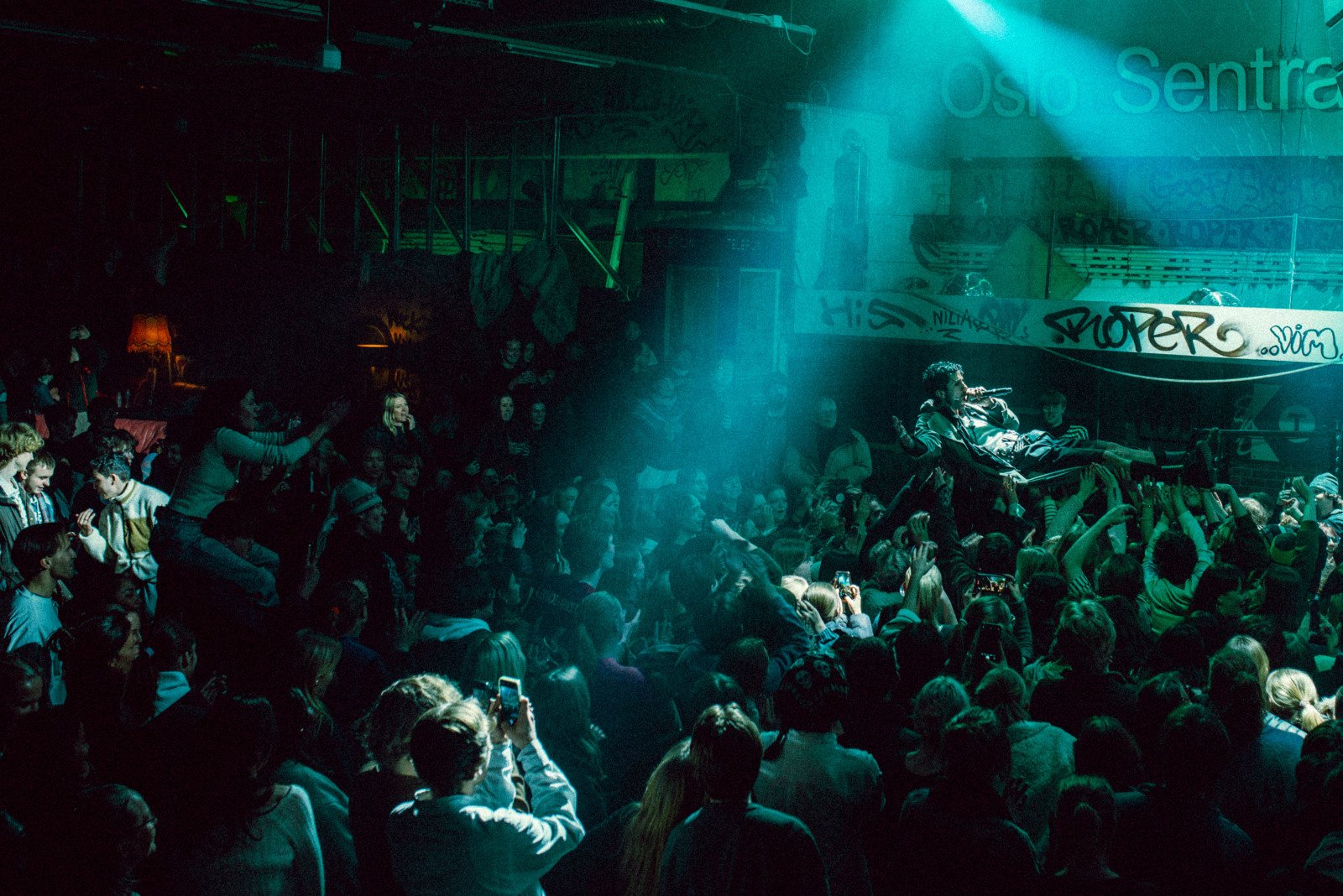 Mann med mikrofon crowd surfer