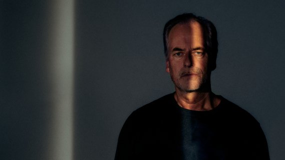 Mørkt bilde av mann med lysstripe over ansiktet