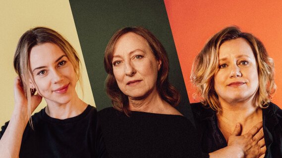Portretter av tre kvinner mot fargerik bakgrunn