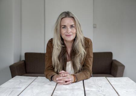 Svart hvitt-portrett av kvinne