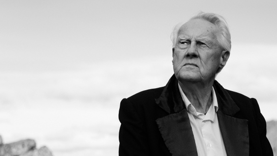 Svart hvitt-portrett av eldre mann