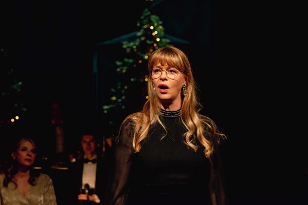 Festkledde skuespillere på en julepyntet hovedscene