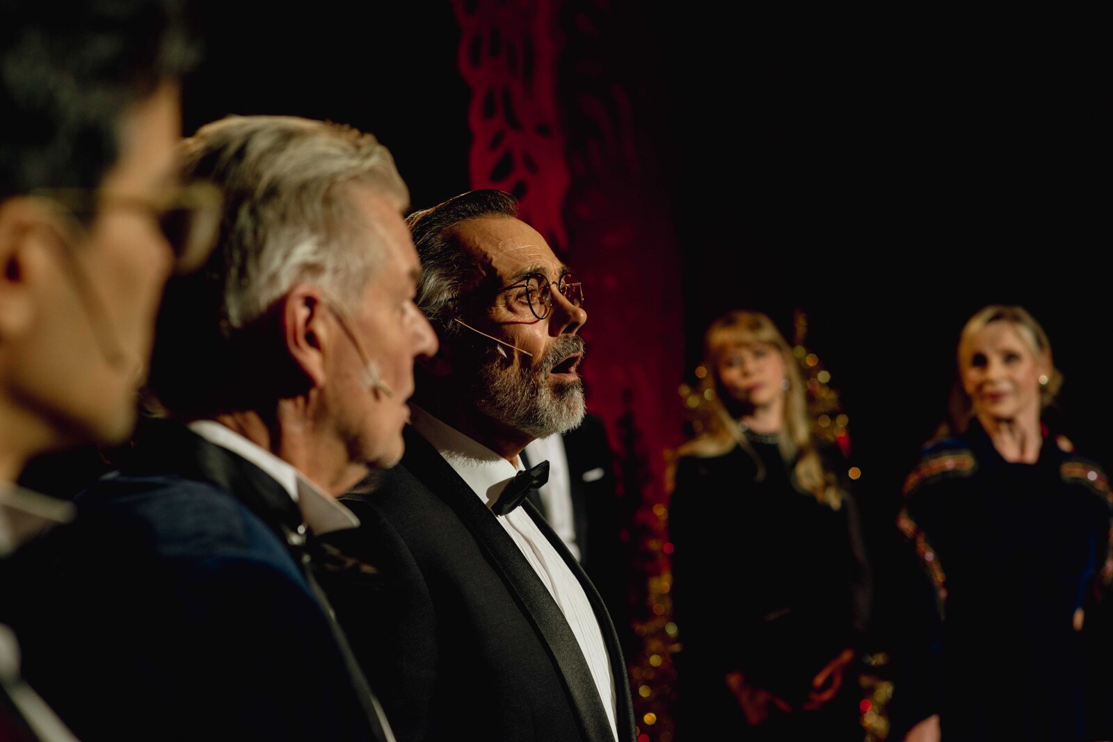 Festkledde skuespillere på en julepyntet hovedscene