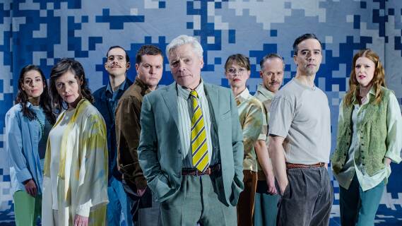 Kvinne og mann står tett sammen og ser alvorlig i kamera. Grågrønn himmel i bakgrunnen