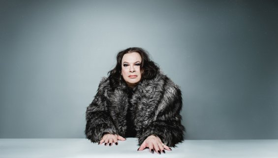 Skuespiller med pels og tung sminke