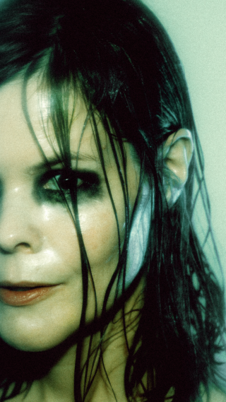 Bilde av kvinne med vått hår over ansiktet og mørk sminke