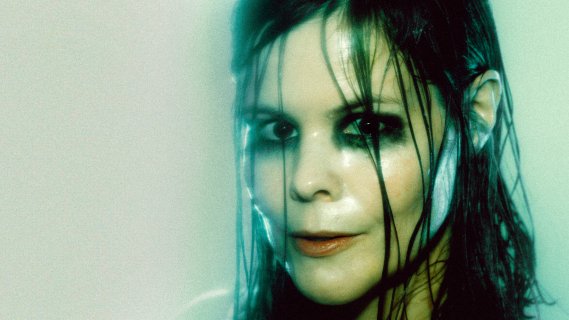 Nærbilde av kvinne med wet look