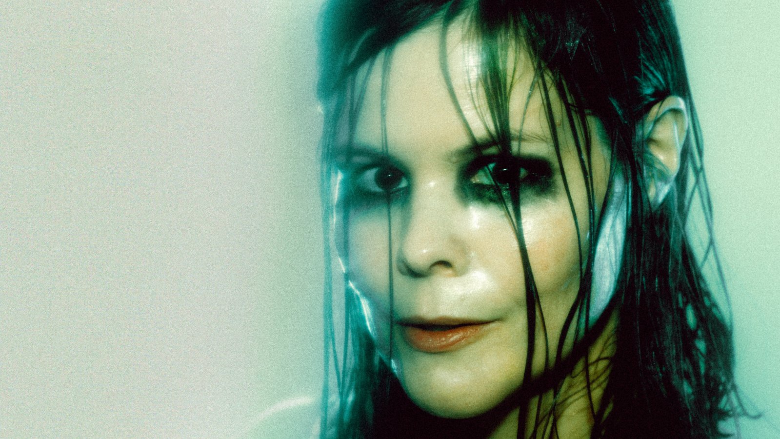 Nærbilde av kvinne med wet look