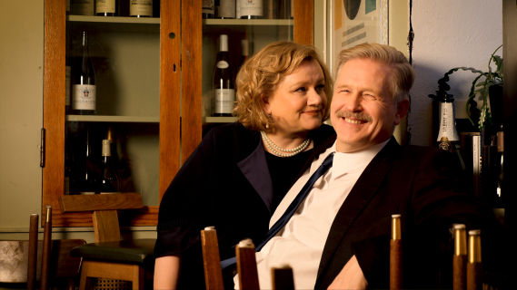 Skuespillerne Laila Goody og Trond Espen Seim sitter sammen på en bar