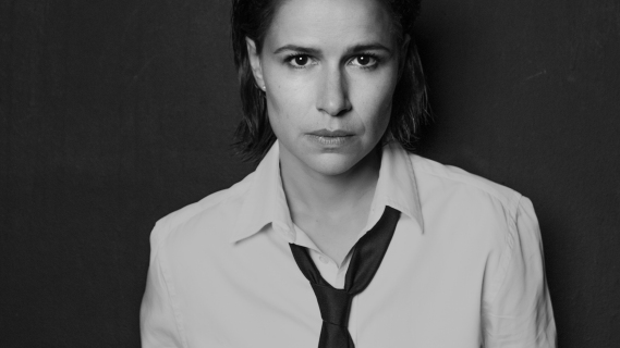 Portrett av kvinne med skjorte og slips