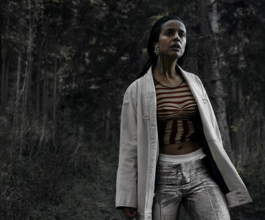 trendy kledd kvinne i skogen