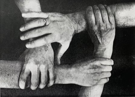 Fire hender som holder sammen i en firkant