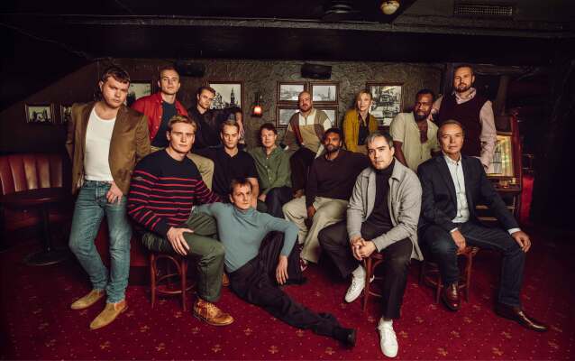 Gruppebilde av skuespillerne i ARven tatt på London Pub