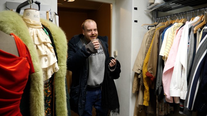 Karl-Vidar Lende ankommer kostymeavdelingen