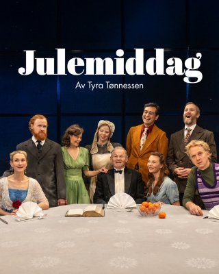 Ni skuespillere i kostymer fra forskjellige tidsaldre ved et pyntet bord med tekst Julemiddag av Tyra Tønnessen