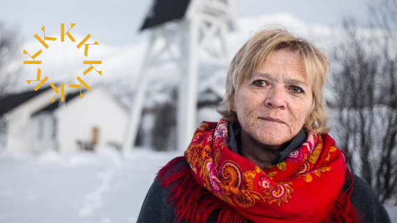 Kvinne med rødt blomstrete skjerf i snølandskap. Logoen til Kvääniteatteri ligger i bildet