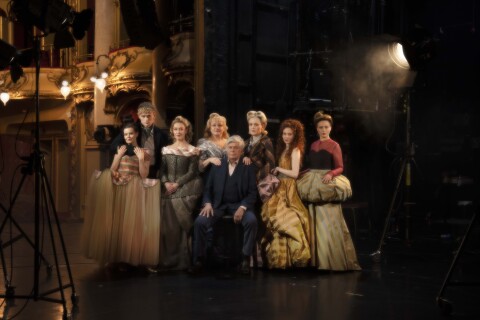 Tre kvinner som ser seg i speilet