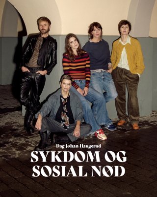 Gruppe med fire kvinner og en mann i en buegang. De er alvorlige, den ene kvinnen sitter, resten står og lener seg mot veggen