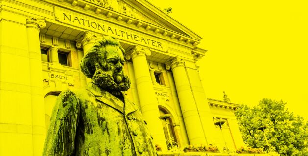 Ibsen-statuen foran Nationaltheatret, med gult filter på