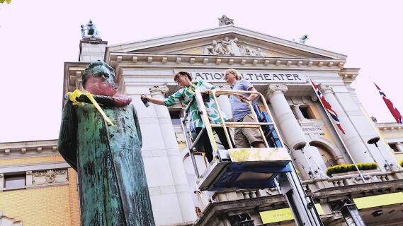 Teatersjef Hanne Tømta spraymaler Ibsen-statuen foran Nationaltheatret
