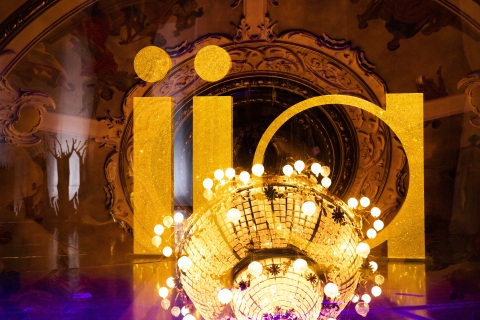 Logoen til IIA med Hovedscenens lysekrone redigert inn i bildet