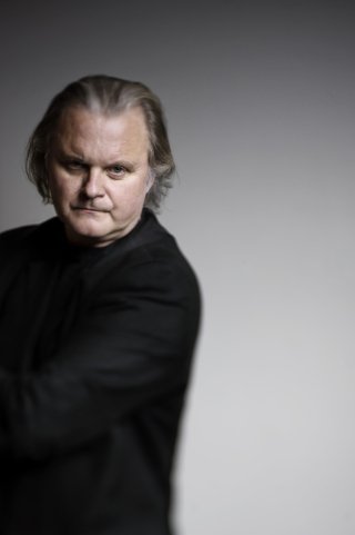 Portrett av mann med mørke klær