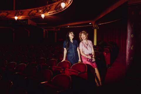 To kvinner i salen på Hovedscenen