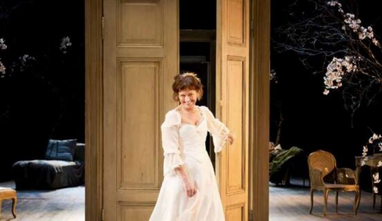 Bilde fra Onkel Vanja. Kvinne i hvit kjole foran dør
