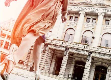 Kvinne løper mot Nationaltheatret