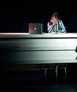 Omslagsbilde årsmelding 2020. Skuespiller Ingjerd Egeberg i forestillingen Linda Vista.