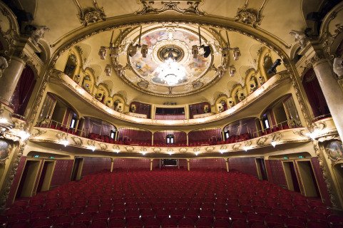 Utsikt over et tomt publikum fra teaterscenen