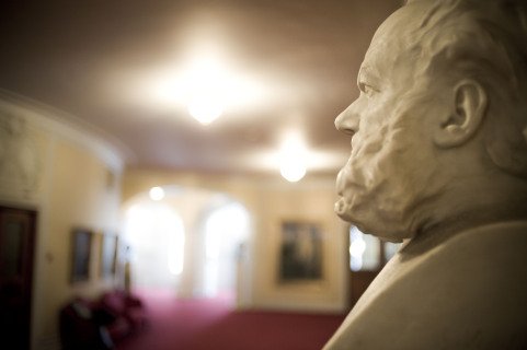 Byste av mann i profil i foajeen på Nationaltheatret